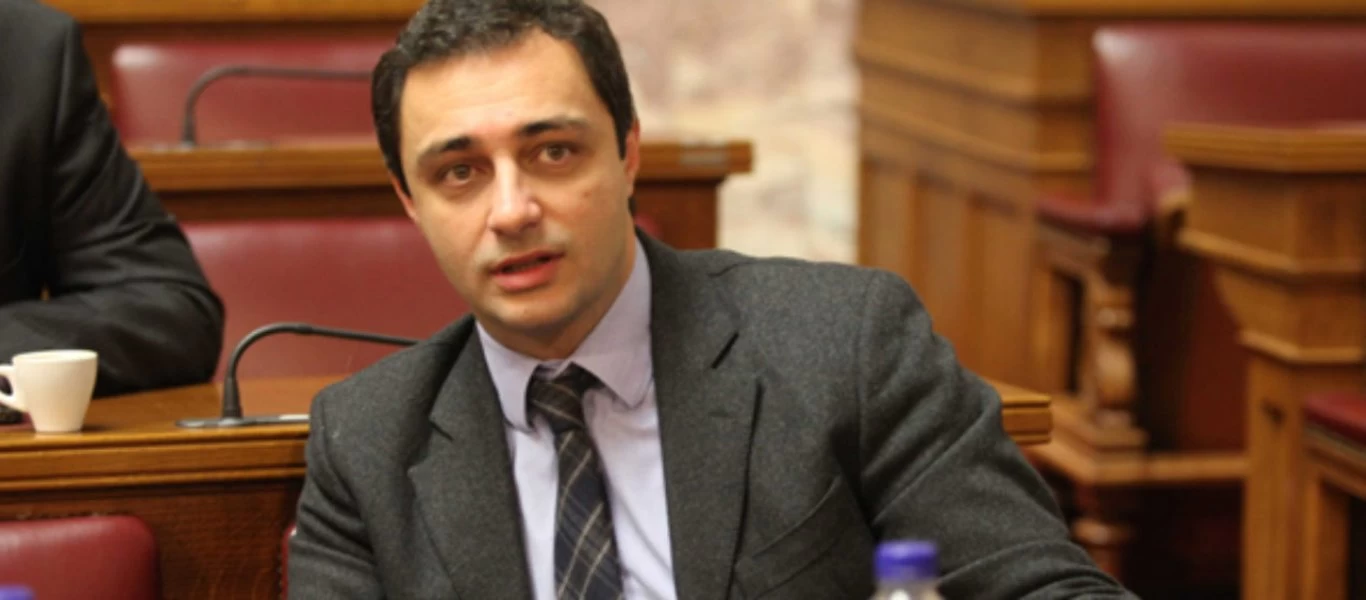 Ο βουλευτής της ΝΔ Μάξιμος Σενετάκης γιόρτασε τα γενέθλια της συζύγου του με... τηλεδιάσκεψη